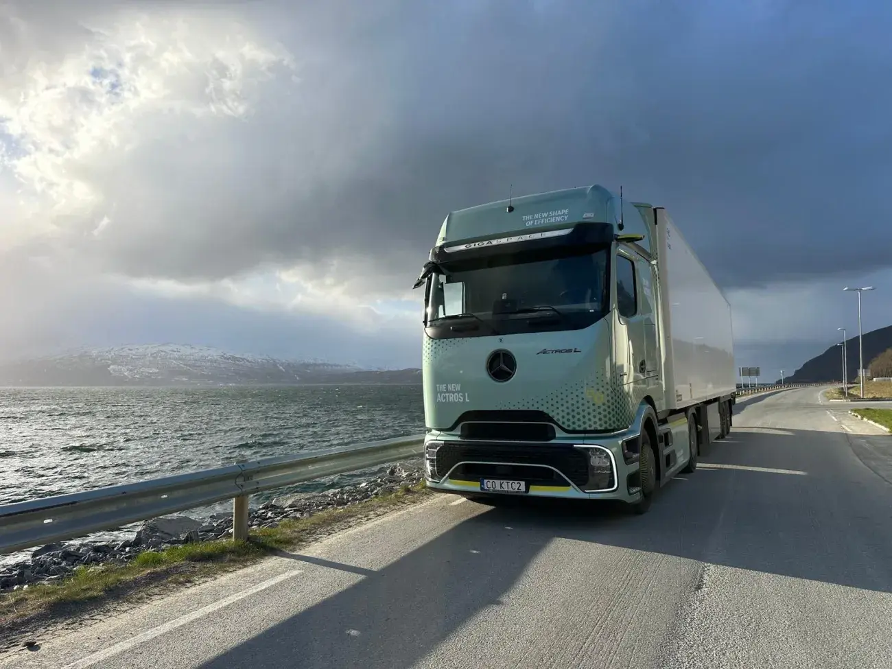 Нова вантажівка Mercedes Actros L на тлі чудового краєвиду