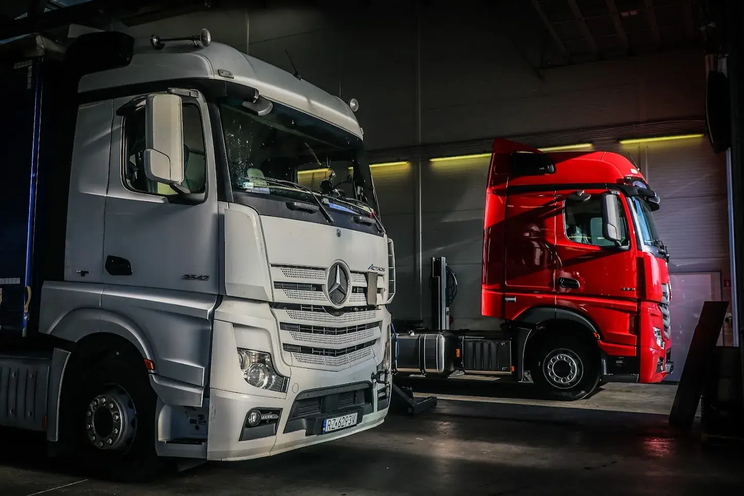 Біла та червона нова вантажівка Mercedes від KTC